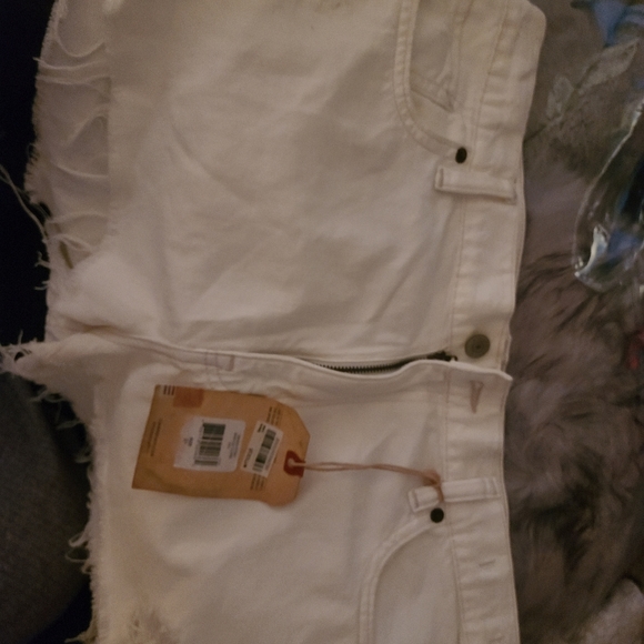 White boyfriend cut denim shorts - Picture 3 of 3
